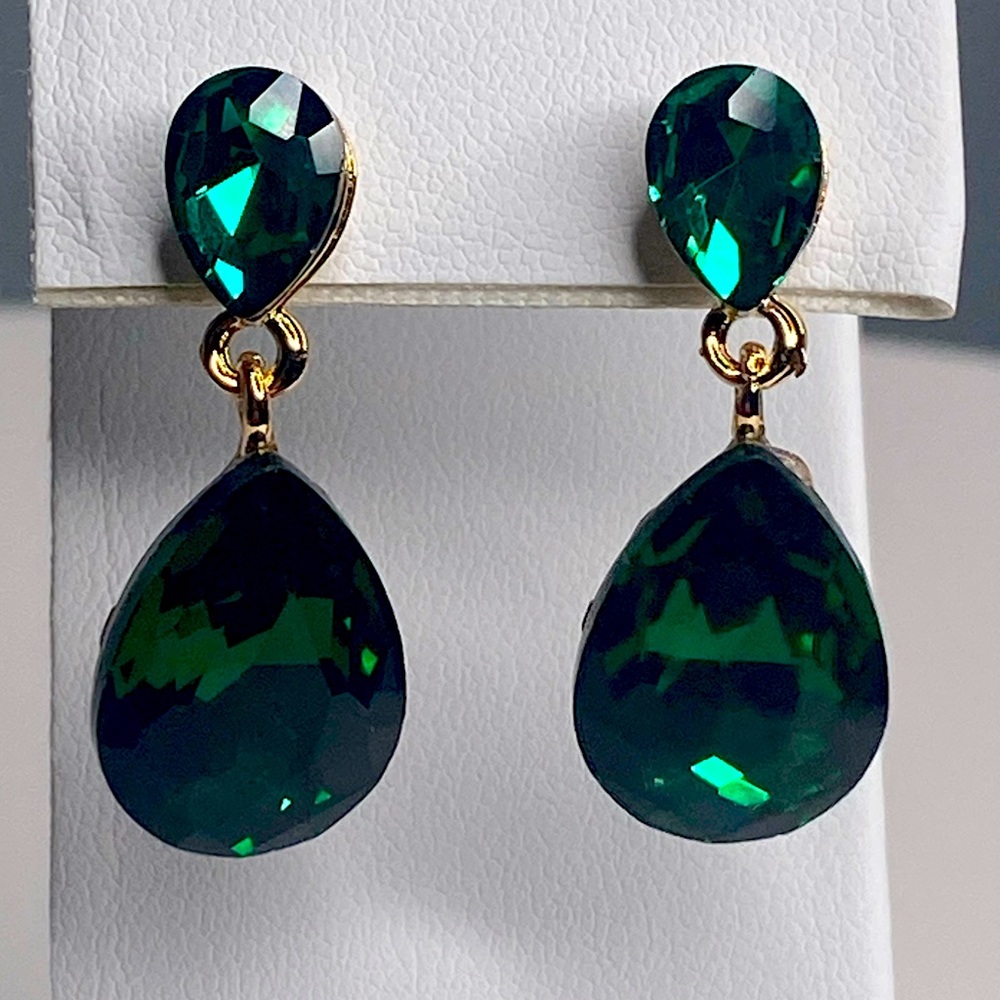TEAR DROP GREEN CRYSTAL EARRINGS